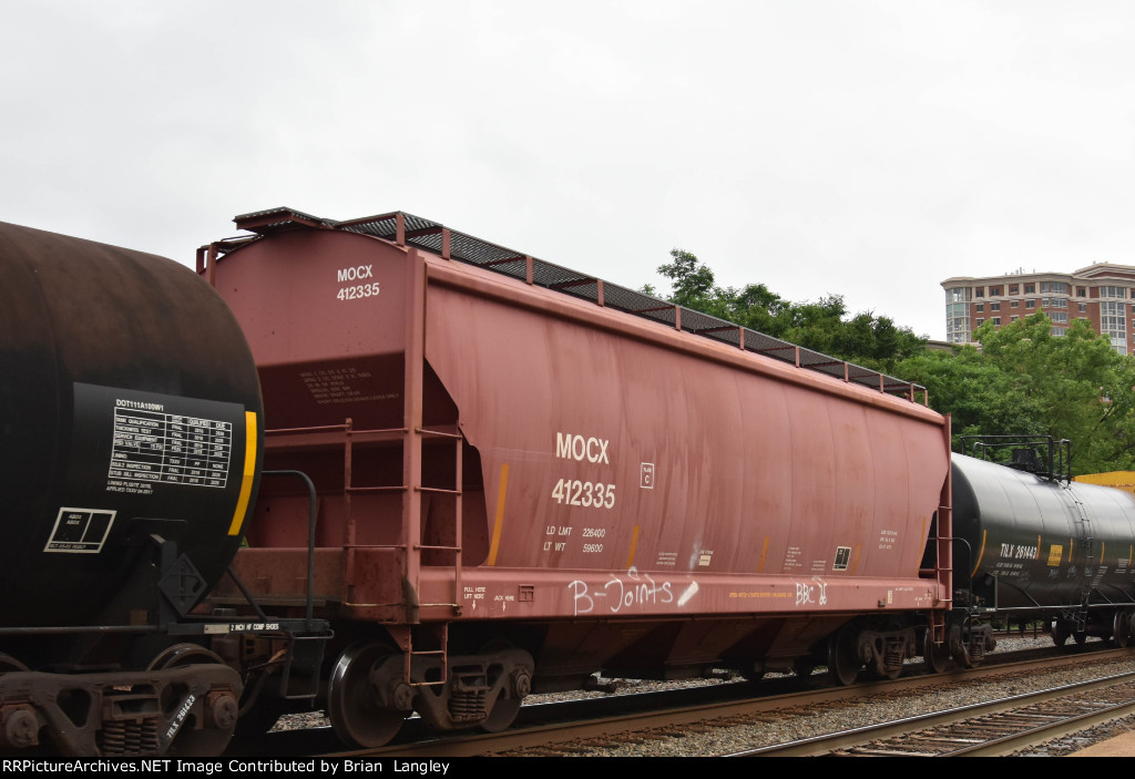 412335